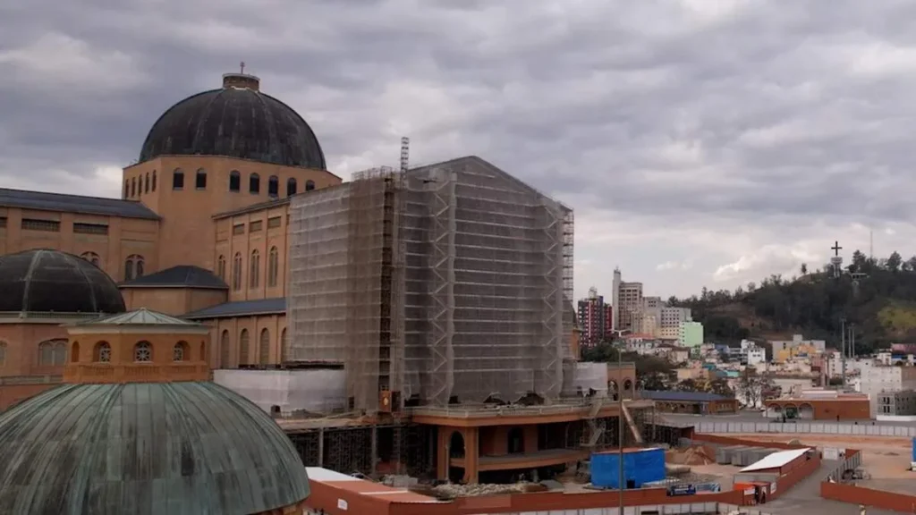 Imagem fachada sul do artigo A obra na Fachada do Santuário de Aparecida