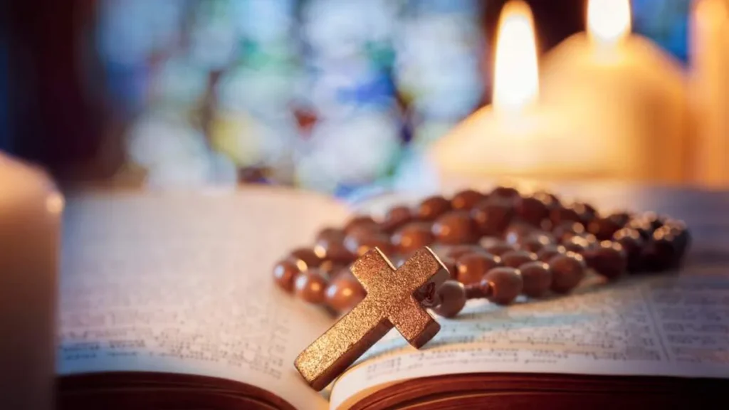 Imagem biblia aberta com terco e vela do artigo Figuras bíblicas que responderam ao chamado de Deus