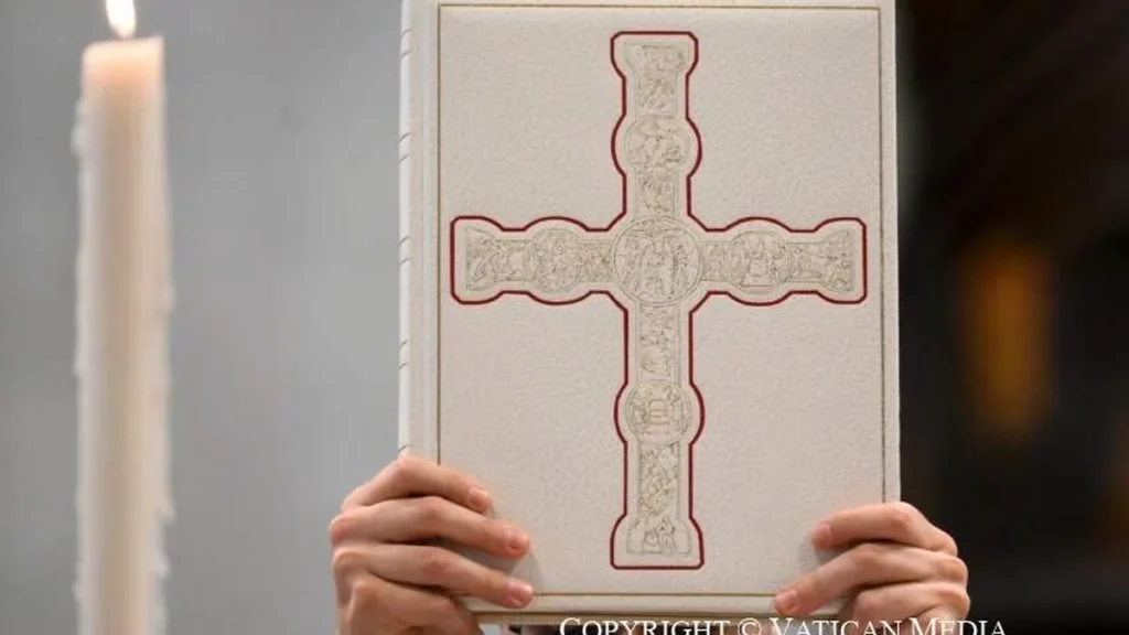 Imagem Biblia sendo apresentada durante Domingo da Palavra de Deus do artigo Igreja celebra o Domingo da Palavra de Deus