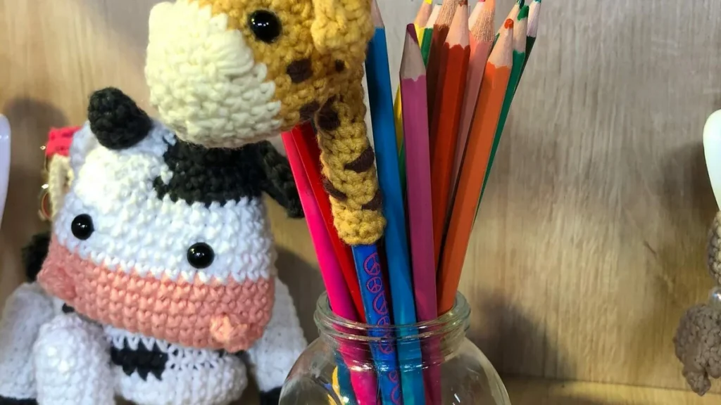 Imagem WhatsApp Image 2023 01 24 at 15.23.18 Easy Resize.com do artigo Ponteira de lápis de girafinha (amigurumi) – Faça Você Mesmo