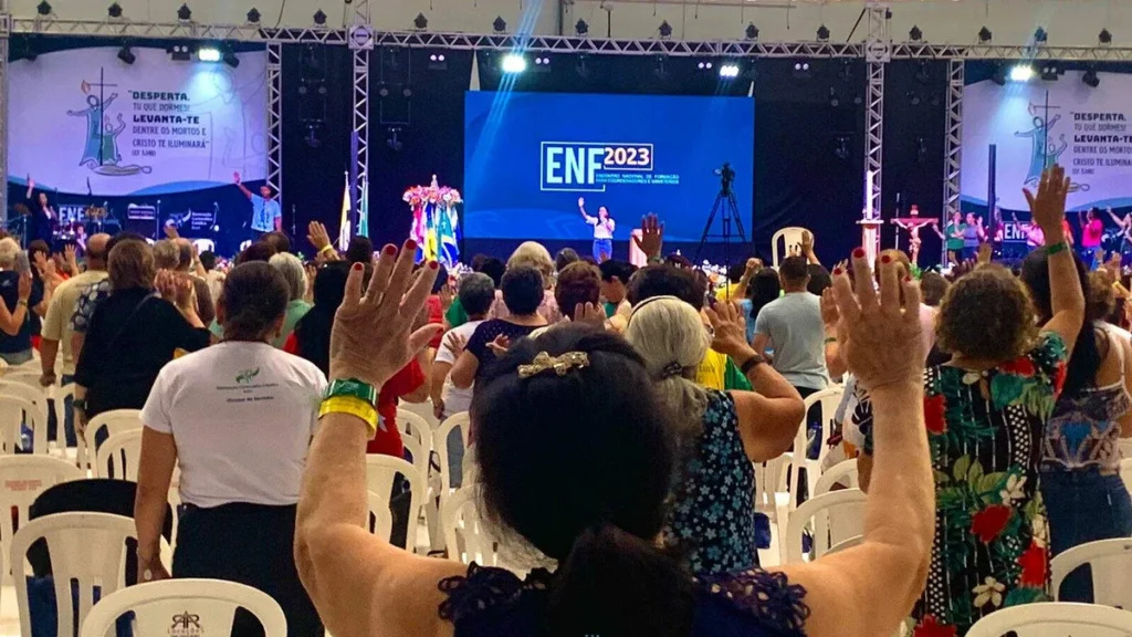 Imagem Pessoas orando no ENF 2023 do artigo Centro de Eventos do Santuário acolhe ENF 2023