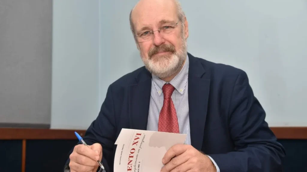 Imagem Silvonei Jose autografa seu livro sobre Bento XVI do artigo Silvonei José fala sobre a missão do jornalista católico