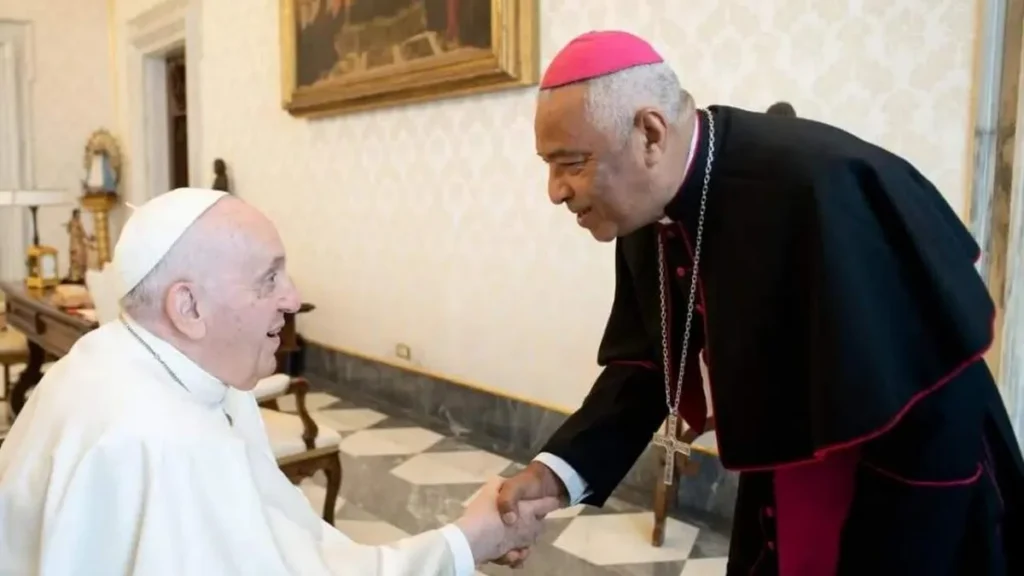 Imagem Dom Juarez e Papa Francisco do artigo Dom Juarez de Souza é o novo arcebispo de Teresina (PI)