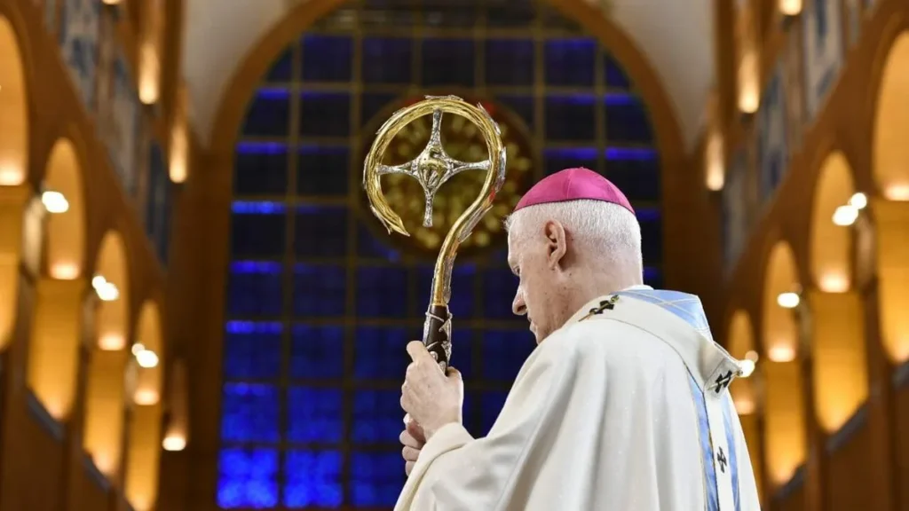 Imagem Dom Orlando como vitral do Santuario ao fundo do artigo Dom Orlando diz que “Nossa Senhora é o que a Igreja deve ser”