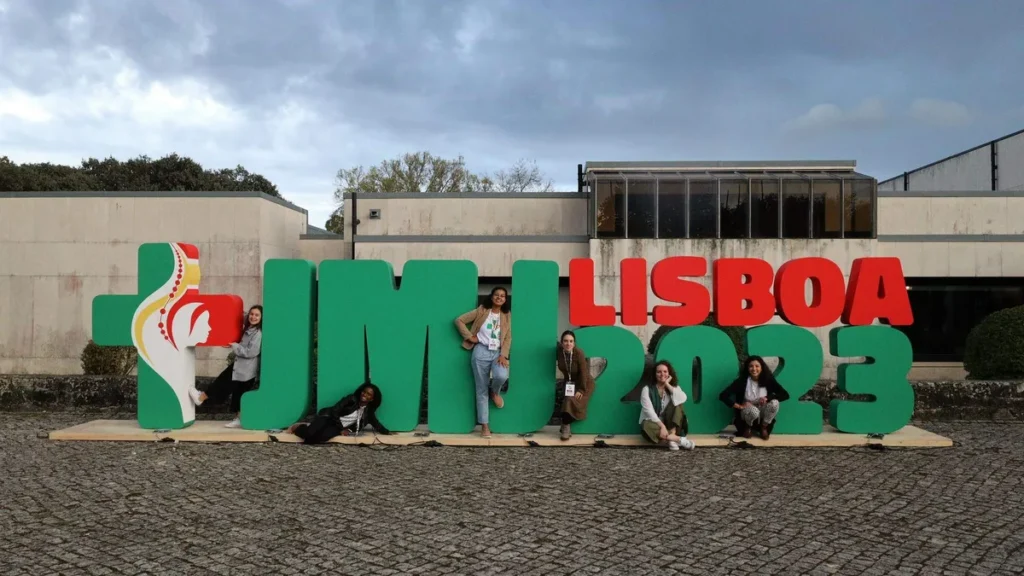 Imagem Jovens no letreiro da JMJ Lisboa do artigo A caminhada para a JMJ Lisboa