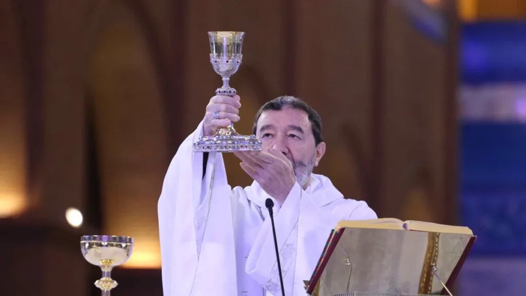 Imagem Missa de Santo Afonso 2022 no Santuario Nacional do artigo É pecado não se ajoelhar na consagração?