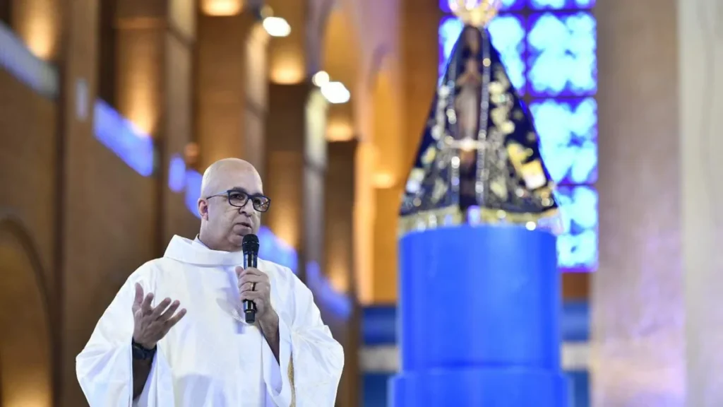 Imagem Padre Mauro Vilela com a imagem de Nossa Senhora Aparecida no Dia Oracional Mariano em janeiro de 2023 do artigo Dia Oracional Mariano celebra Maria na Epifania do Senhor
