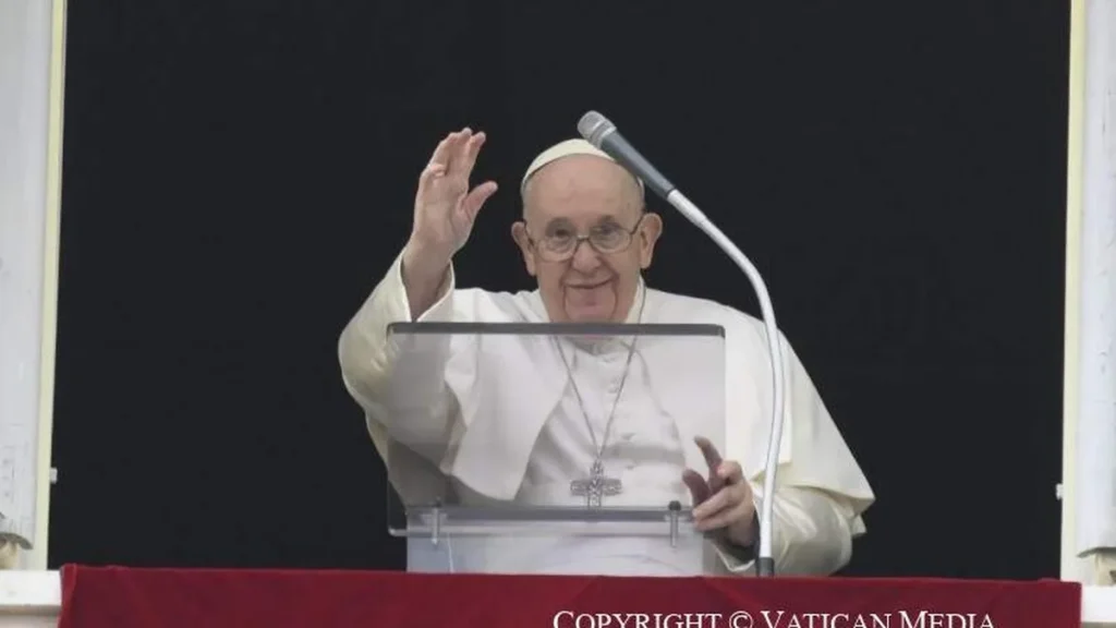 Imagem Papa acenando na janela do artigo Papa: “Atraímos os outros a Jesus ou a nós mesmos?”