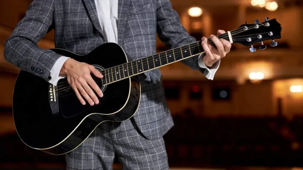 Imagem cantor tocando em show do artigo 7 artistas que vimos crescer na música