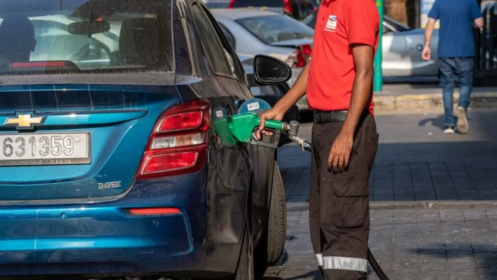 Imagem carro abastecendo em posto de gasolina do artigo Ministério da Justiça cobra resposta dos postos sobre o aumento do combustível
