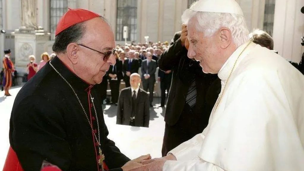 Imagem com o papa bento xvi no vaticano l osservatore romano do artigo Dom Damasceno fala do legado do Papa emérito Bento XVI