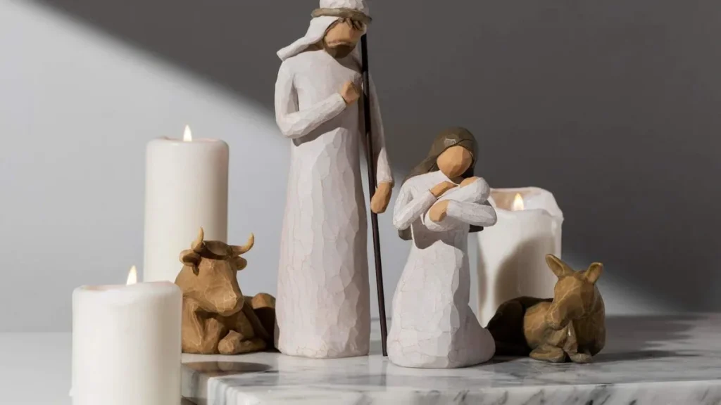Imagem estatueta feminina e masculina do dia da epifania com gado e menino jesus do artigo Conheça a bênção da Epifania para as famílias e casas