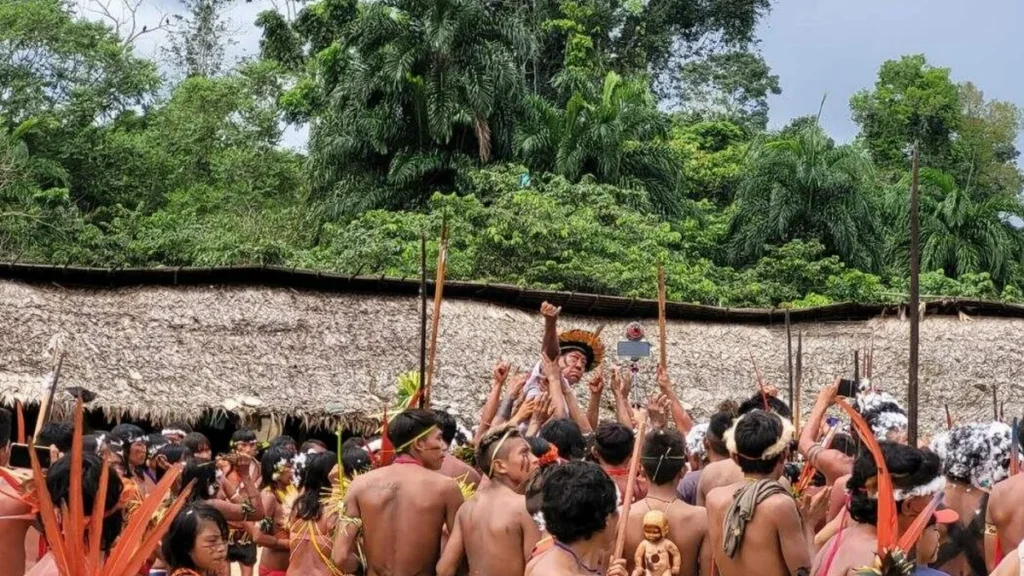 Imagem indios Yanomami do artigo Dom Roque: "Ali está Jesus crucificado no meio do povo Yanomami"