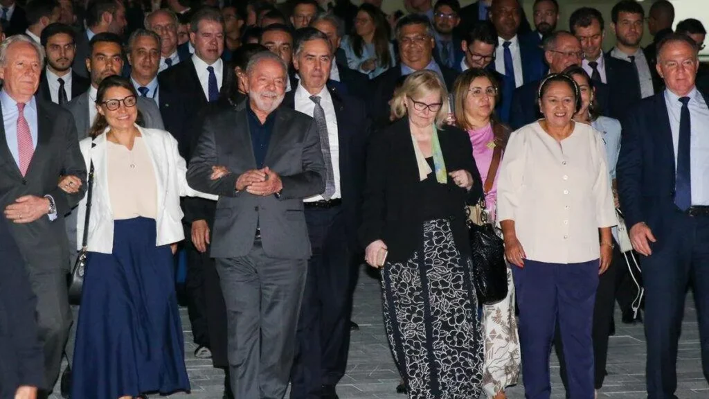 Imagem lula e autoridades 9 de janeiro 2023 do artigo Lula caminha com autoridades em sinal de união dos Poderes