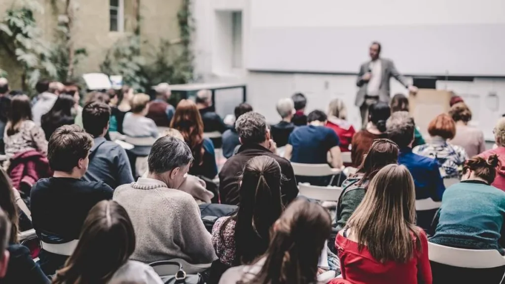 Imagem palestras com pessoas assistindo do artigo Educação corporativa: por que devo investir?