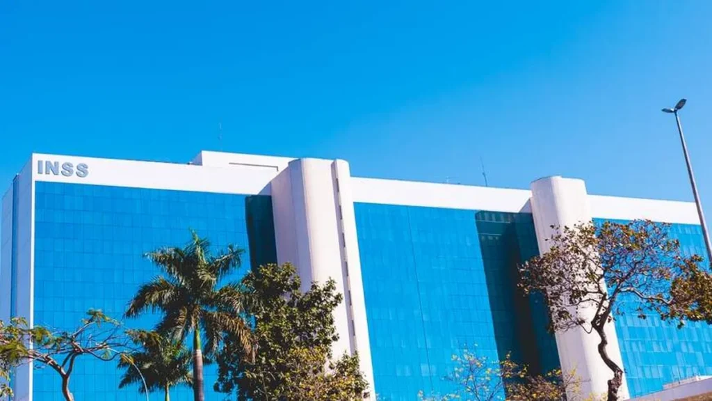 Imagem predio do inss em brasilia do artigo INSS define reajuste de 5,93% para salário de aposentados