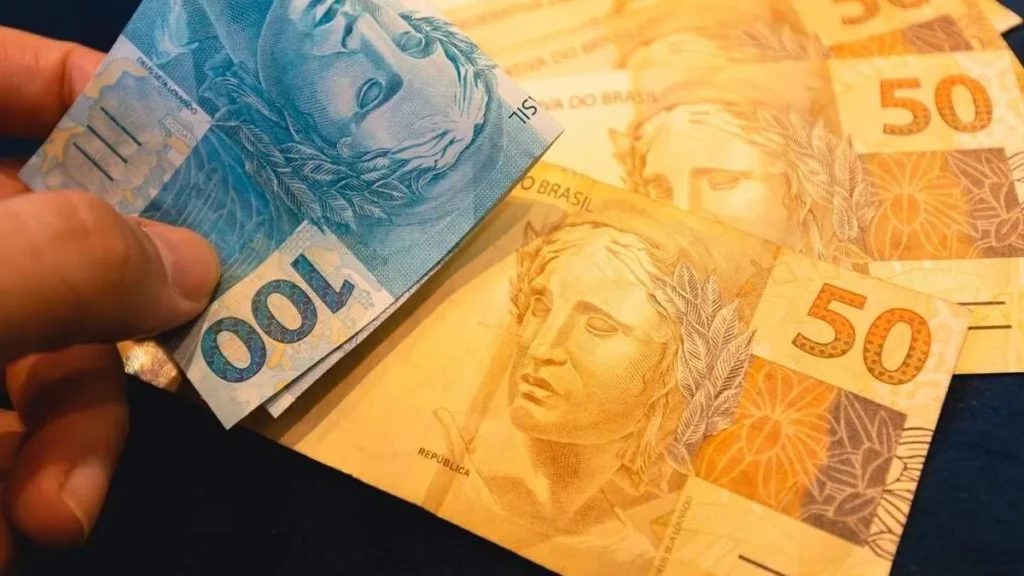 Imagem real dinheiro do artigo Salário mínimo 2023: valor de R$ 1.302 fica pelo menos até maio