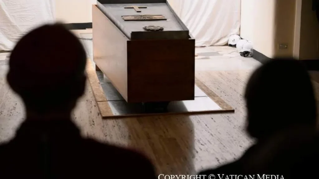 Imagem tumulo de bento xvi na cripta do artigo Túmulo de Bento XVI está aberto para visitação