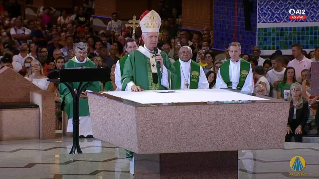 Imagem Dom Orlando celebrando a Missa do artigo Deus nos convida a reafirmar nosso compromisso como cristãos