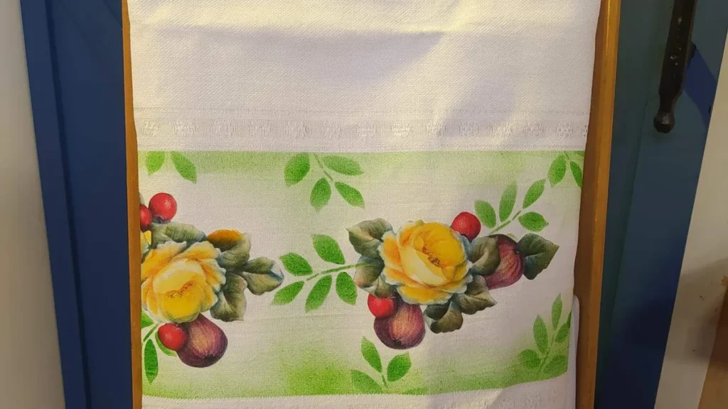 Imagem WhatsApp Image 2023 02 14 at 14.21.28 do artigo Toalha de chá com pintura adesivada de rosas encantadas - Faça Você Mesmo