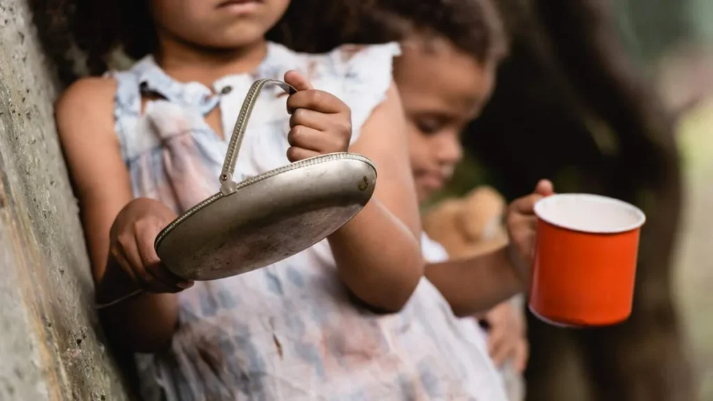 Ajudar quem mais precisa é sinônimo de amor a Deus e ao irmão. Ser cristão é ser solidário