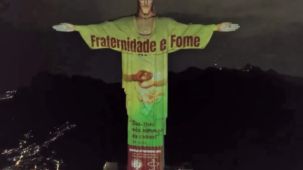 Imagem Cristo Redentor com a CF projetada do artigo Cristo Redentor recebe projeção do cartaz da Campanha da Fraternidade