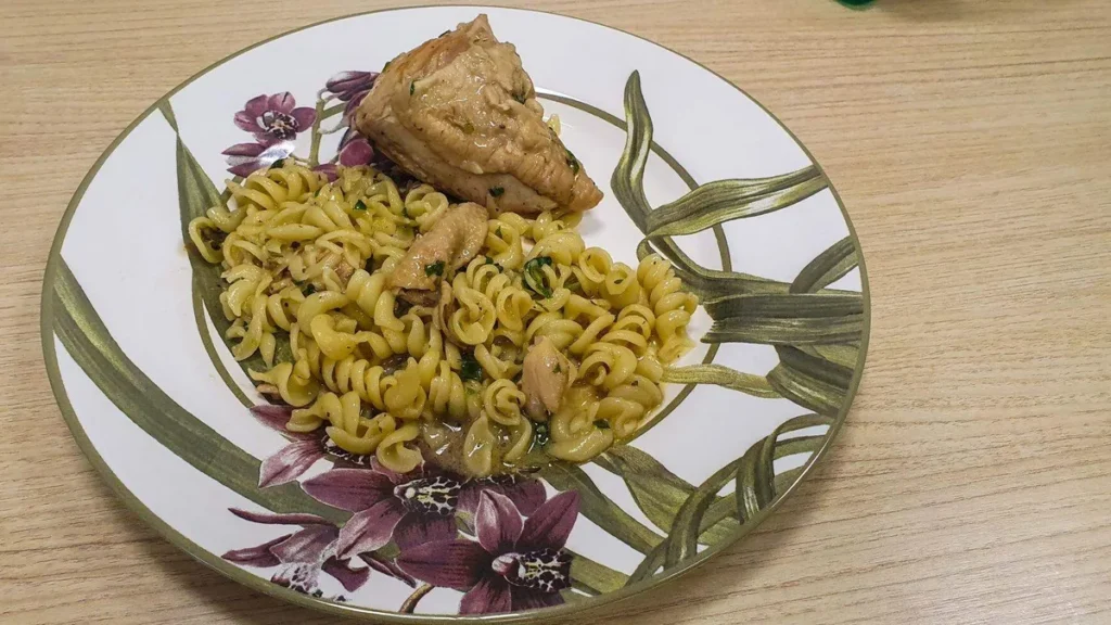 Imagem Prato com macarrao e frango do artigo Receitas Afetivas: Pe. Roberto ensina a fazer um macarrão com frango