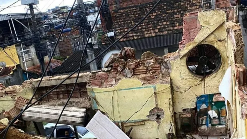 Imagem Casas destruidas apos as chuvas do artigo Arquidiocese do Rio de Janeiro pede doações para vítimas das chuvas
