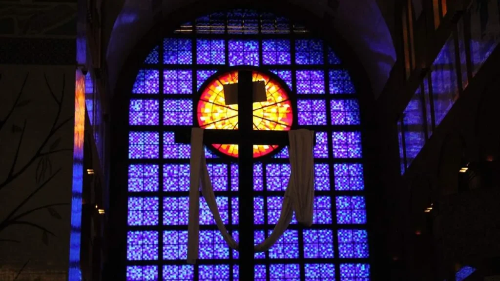 "A linguagem da cruz é loucura para os que se perdem, mas para os que se salvam, isto é, para nós, é poder de Deus" (1Cor 1,18)
