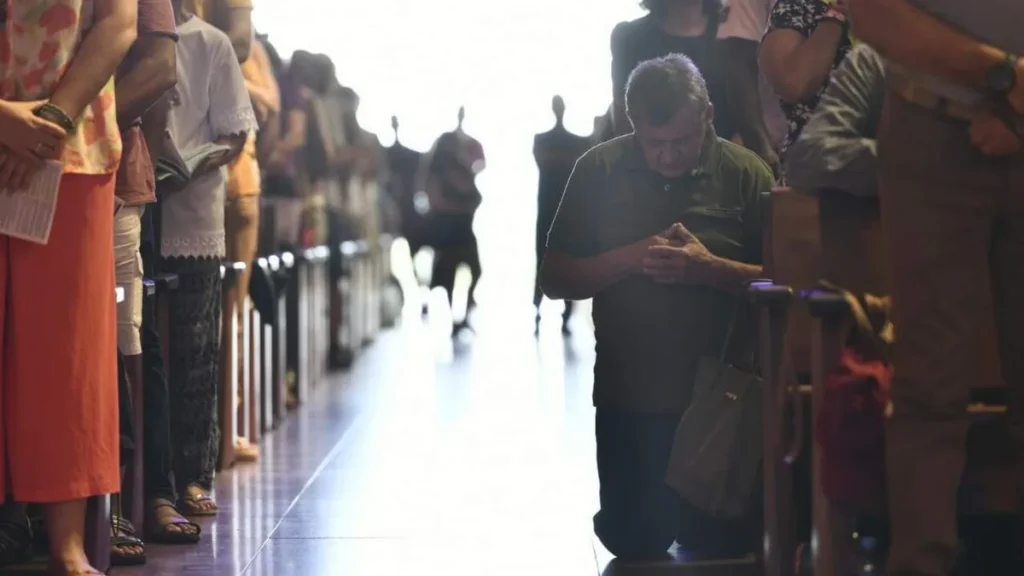 Imagem Homem ajoelhado no Santuario durante a Missa da Quarta feira de Cinzas do artigo Quaresma nos convida ao encontro consigo, com Deus e com o outro