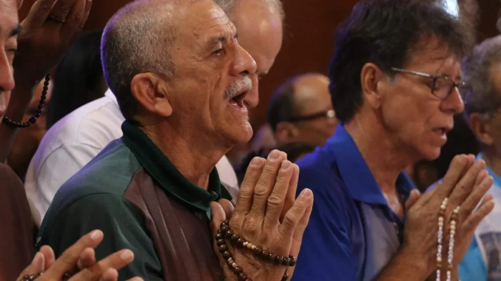 Imagem Missa de Envio Terco dos Homens 2023 Homens orando do artigo Santuário celebra Missa de Envio da 15ª Romaria do Terço dos Homens