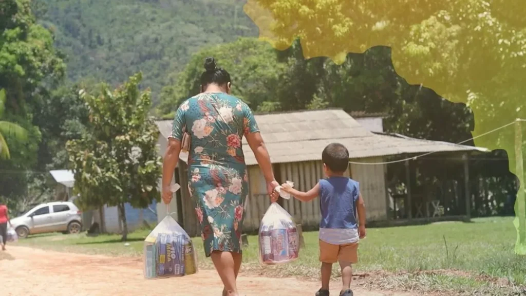 Imagem Moca carregando alimentos CF2023 do artigo Chamadas da Campanha da Fraternidade começam a ser exibidas na TV