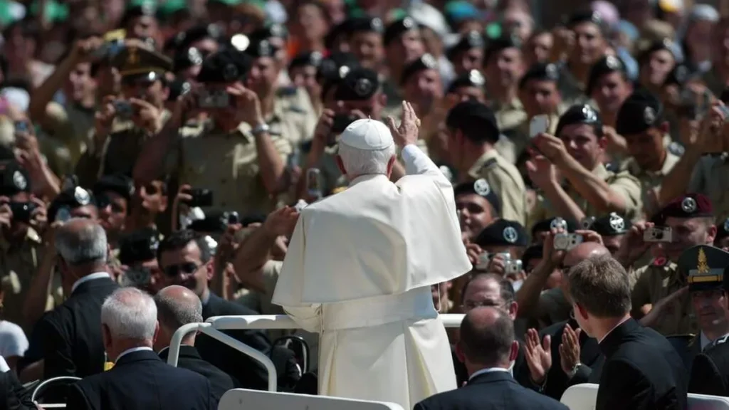 Imagem Papa Bento XVI em Audiencia no Vaticano do artigo 10 anos em dez fotos: a renúncia de Bento XVI