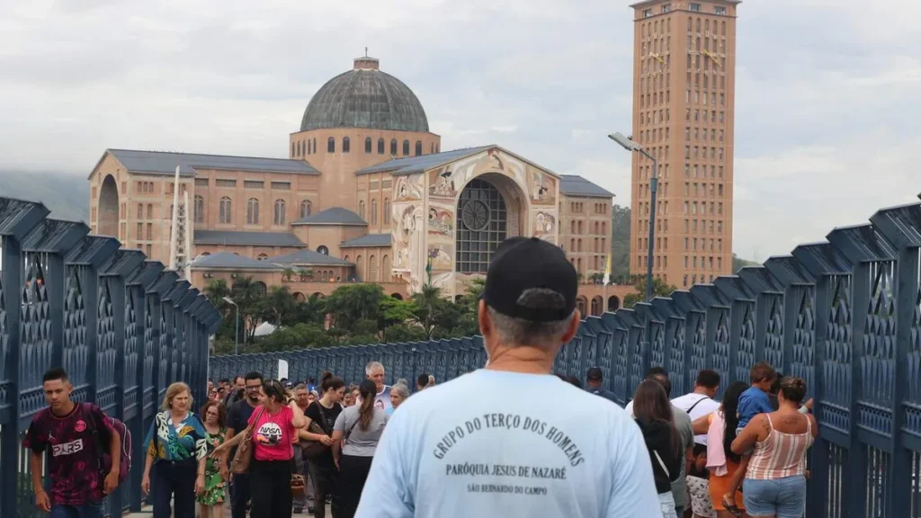 Imagem Romeiro andando na Passarela da Fe do artigo Os testemunhos dos Homens do Terço em sua Romaria Nacional