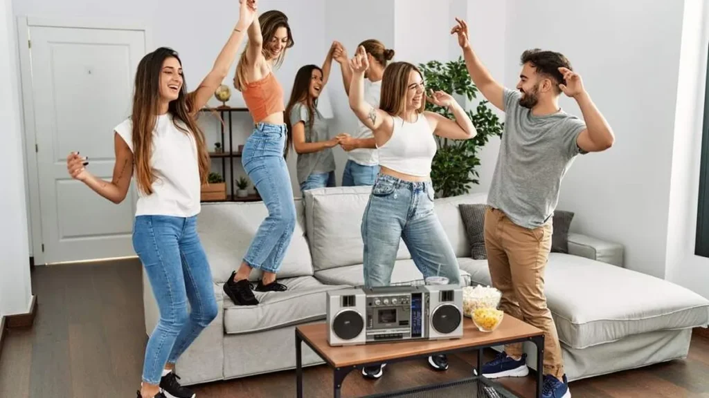 Imagem galera ouvindo radio