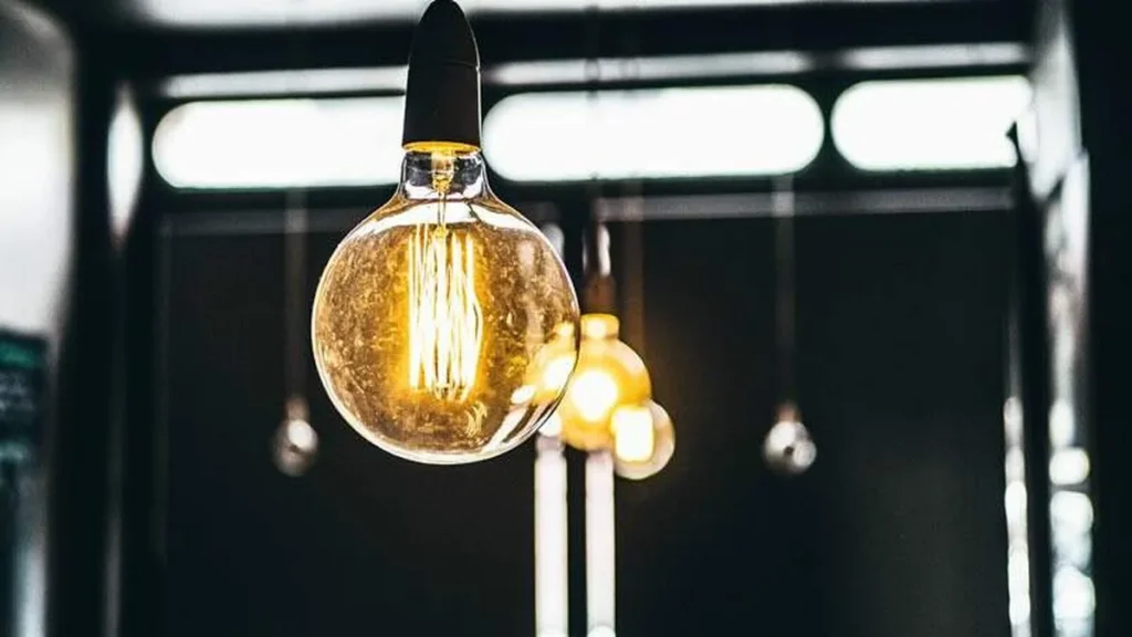 Imagem lampada energia eletrica do artigo Qual é a importância da energia elétrica?