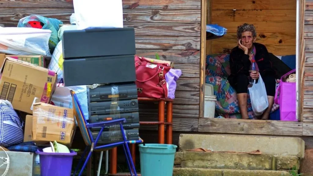 Imagem mulher despejada de casa do artigo 40 mil famílias foram despejadas desde o início da pandemia no país