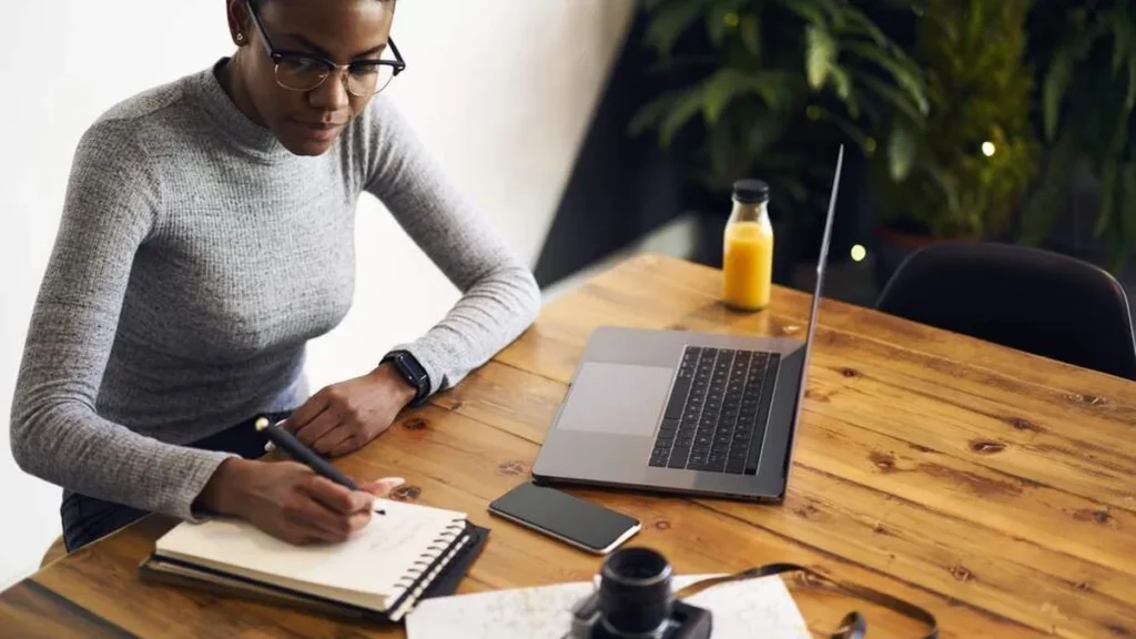 Imagem mulher estudando do artigo 5 habilidades que empreendedores precisam desenvolver já!