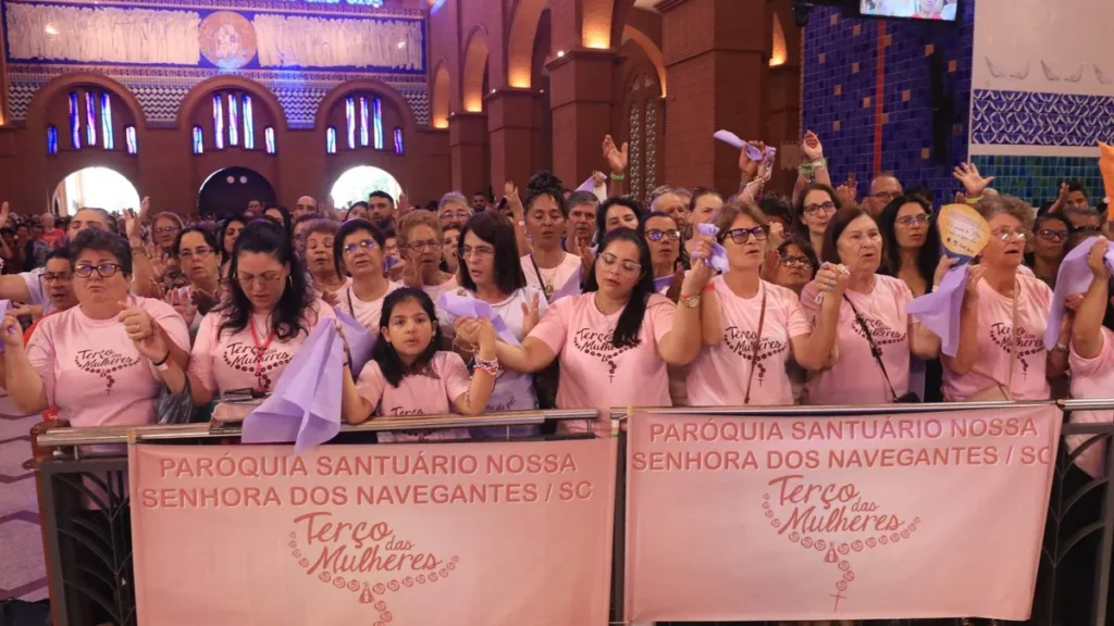 Imagem 10 Romaria do Terco das Mulheres Missa Solene Devotas em oracao do artigo “A sua oração, mulher, é benção para nossa vida”, diz padre Camilo