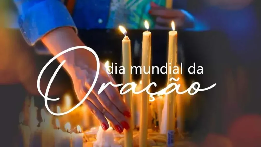 Uma mão acende vela pedindo intercessão por meio da oração