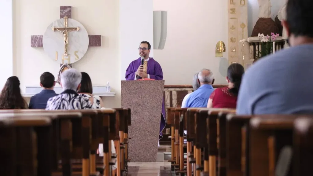 Pe. João Paulo em missa durante retiro