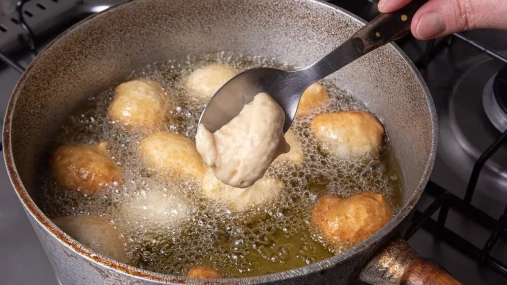 Bolinho de chuva é uma opção boa de sobremesa e essa receita não vai ovos!