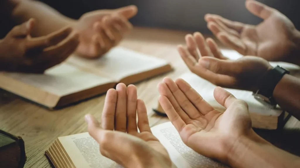 Imagem Jovens em oracao do artigo Comissão para a Juventude renova compromisso de estar ao lado dos jovens