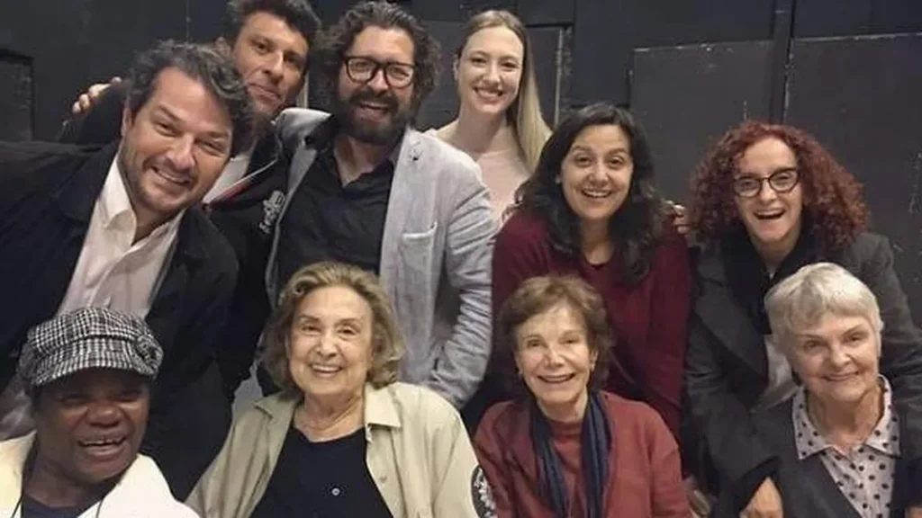 Atores do elenco de "As Aparecidas" reunidos em último dia de ensaio.