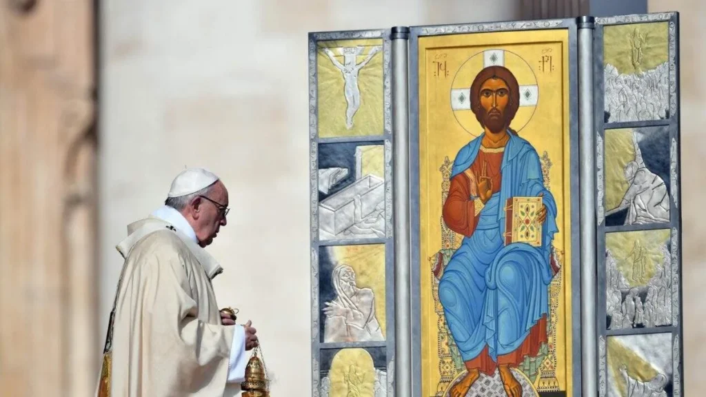 Papa Francisco incensa um tríptico durante a Santa Missa de Páscoa no Vaticano