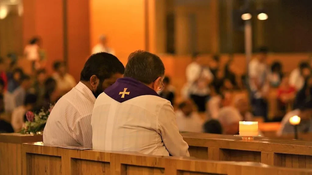 Imagem Confissao com o Padre do artigo Responda a algumas perguntas e prepare-se para a Confissão