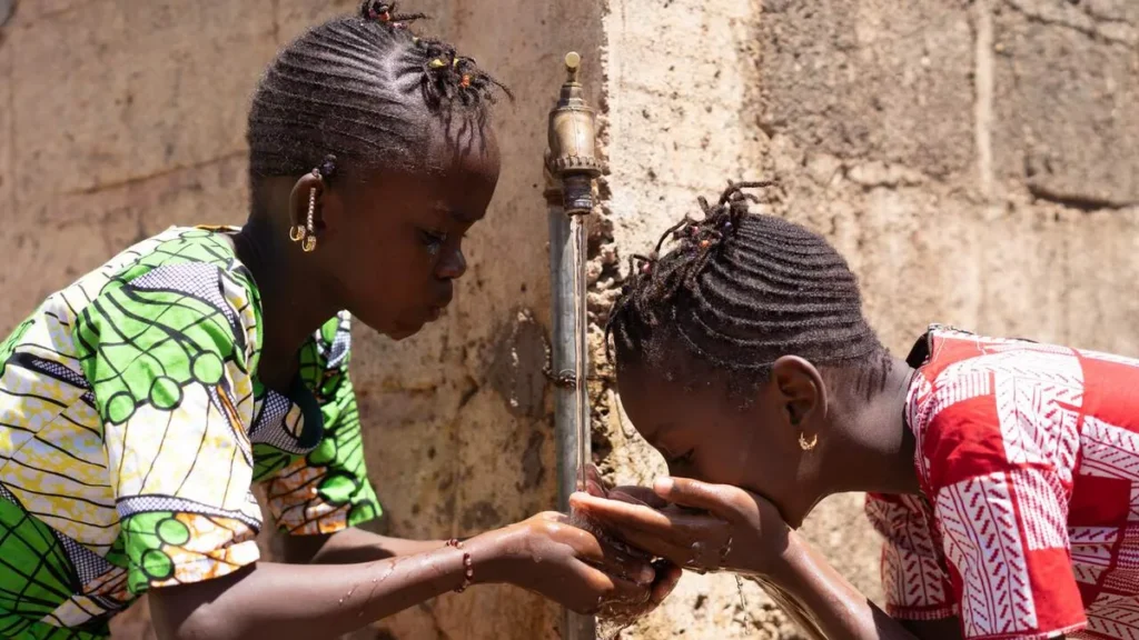 Imagem Criancas bebendo agua do artigo “Água não pode ser objeto de desperdício ou abuso”, diz o Papa