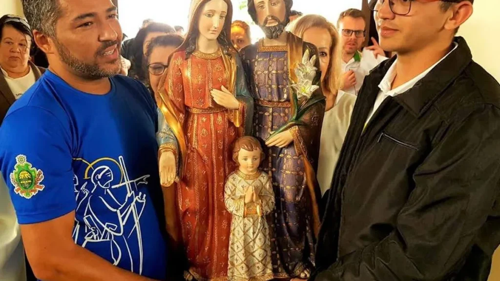 Imagem Oblatos de Sao Jose carregam imagem da Sagrada Familia do artigo Quem são os Oblatos de São José?
