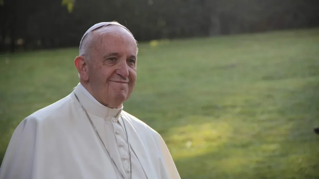 Imagem Papa Francisco nos Jardins do Vaticano do artigo 3 atitudes para se abster de acordo com o Papa Francisco