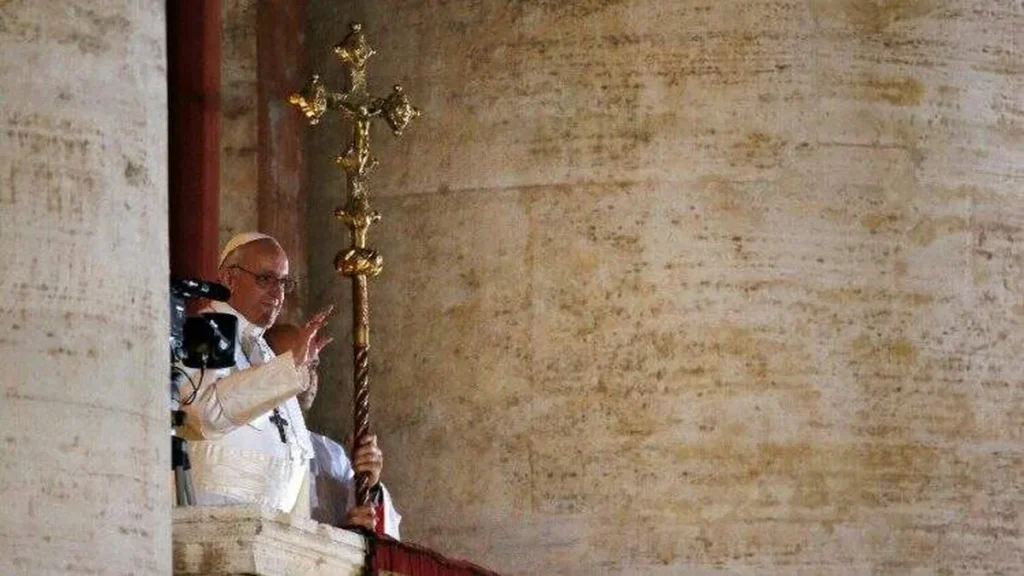 Imagem Papa Francisco observando os fieis do artigo Papa sobre 10 anos de pontificado: “Continuem rezando por mim”